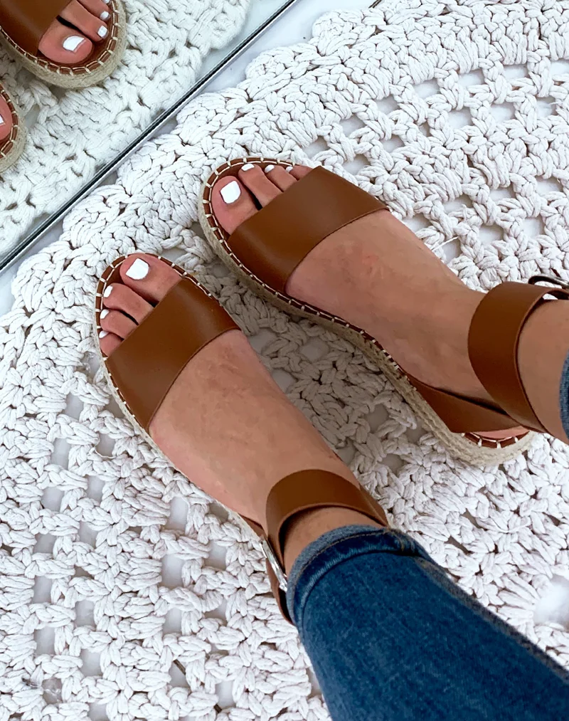 Espadrilles compensées camel à grosse boucle
