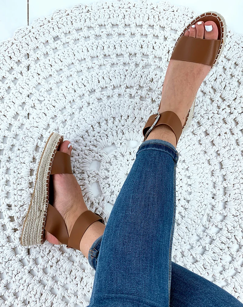 Espadrilles compensées camel à grosse boucle