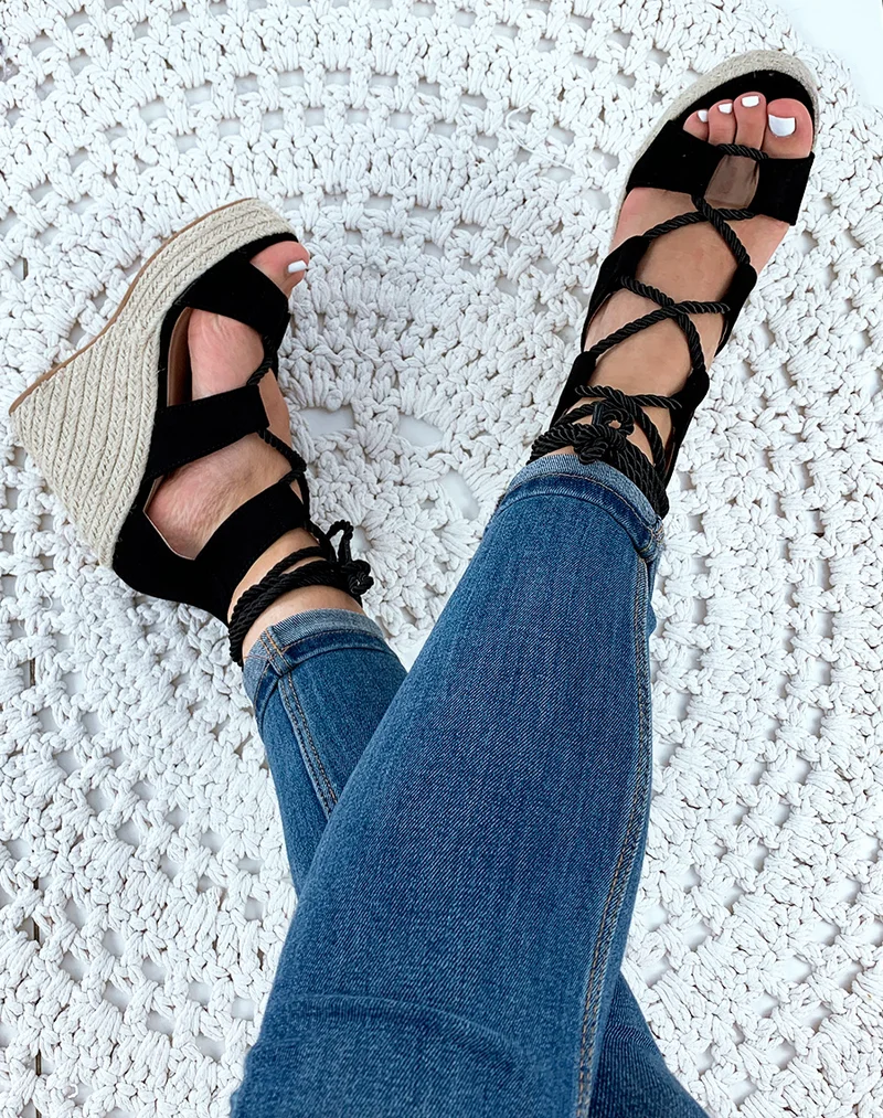 Sandales compensées noires à corde lacet sur cheville