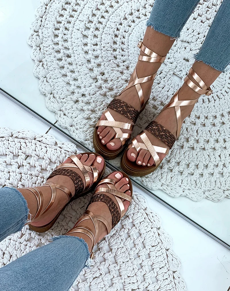 Nu-pieds en cuir bronze à semelles compensés et à lacets