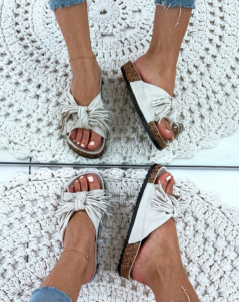 Mules une suédine beiges à larges brides en nœud et à franges