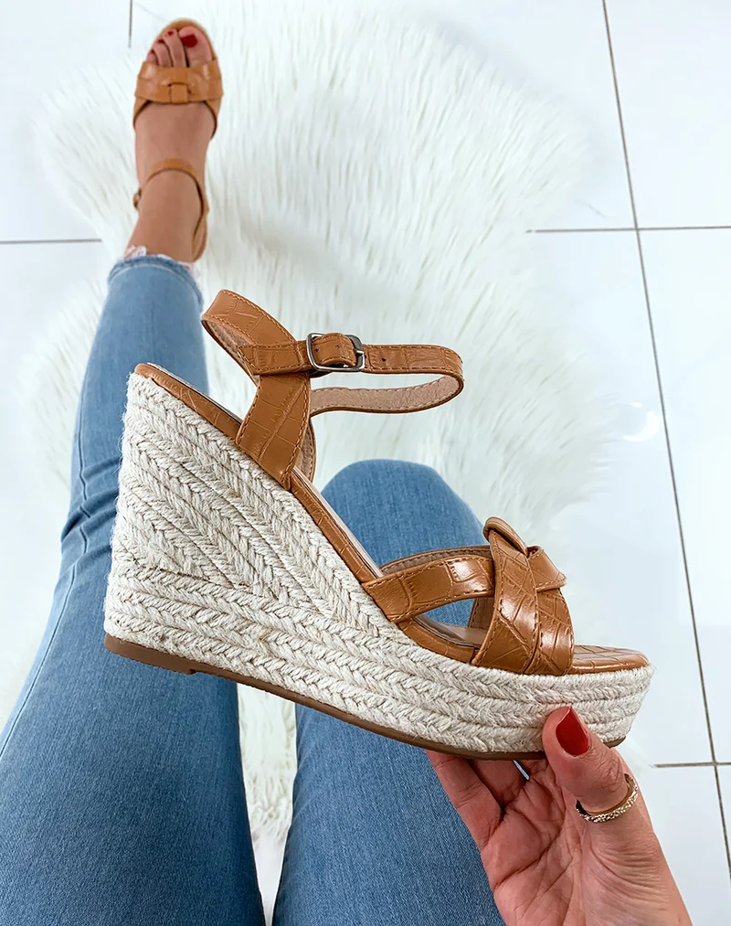 Sandales en similicuir camel effet croco à talons compensés