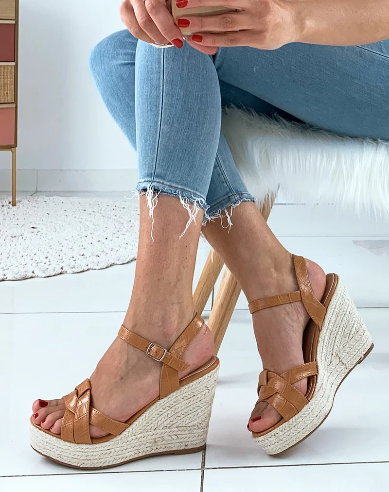 Sandales en similicuir camel effet croco à talons compensés