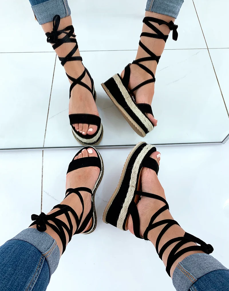 Sandales compensées noires et en osier à lacets
