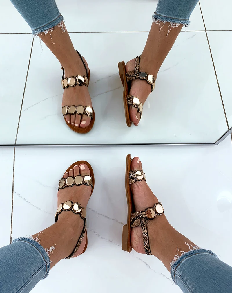 Nu-pieds effet python camel ornées de ronds dorés