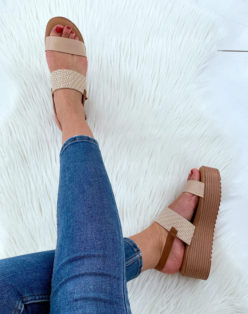 Nu-pieds compensés beiges et camel