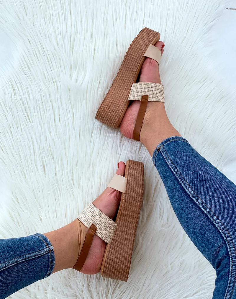 Nu-pieds compensés beiges et camel