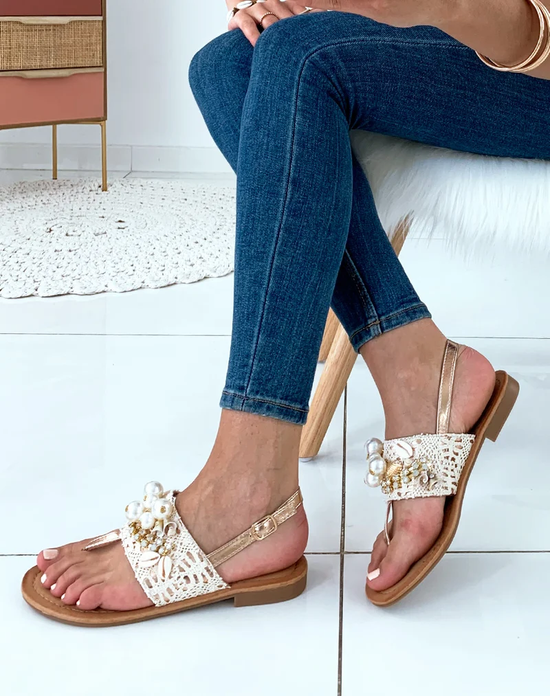 Nu-pieds beiges ornées de dentelle de perles et de strass