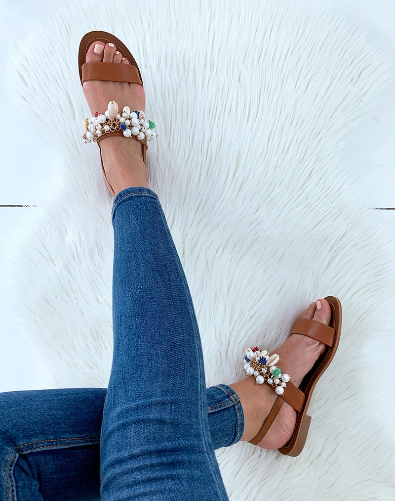 Nu-pieds camel à perles et coquillages