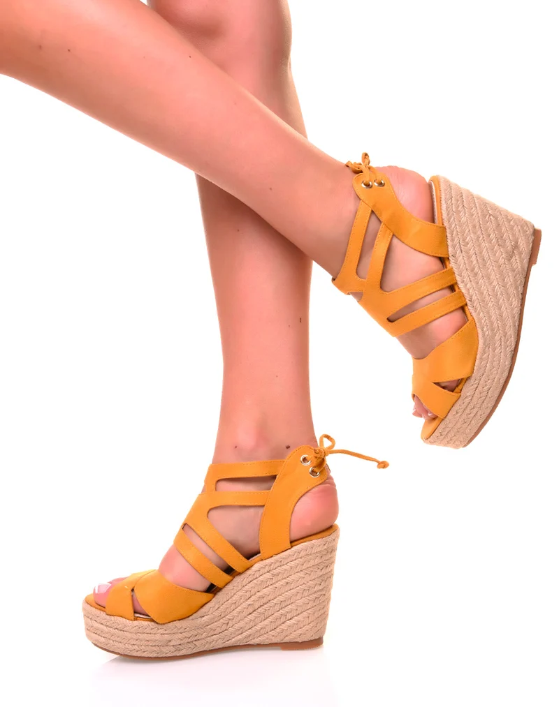Sandales en suédine jaune à talons compensés