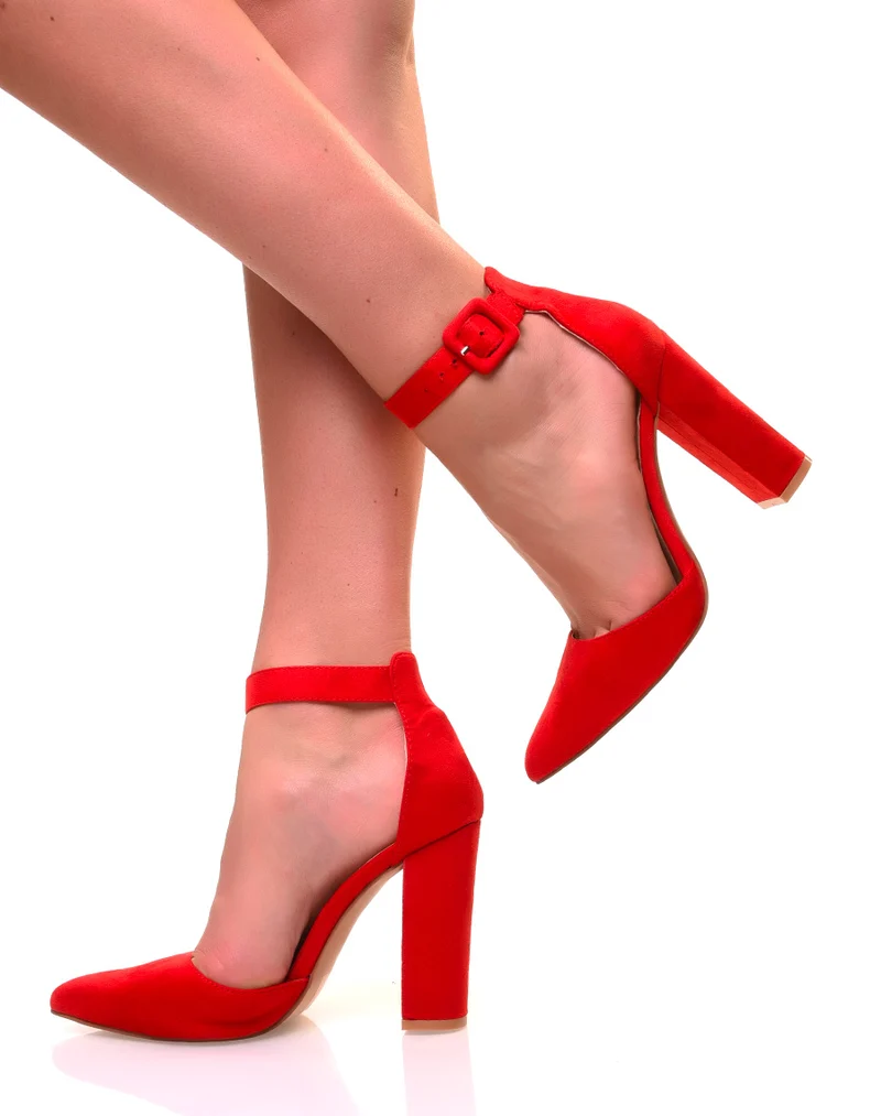 Escarpins rouges en suédine à talons carrés