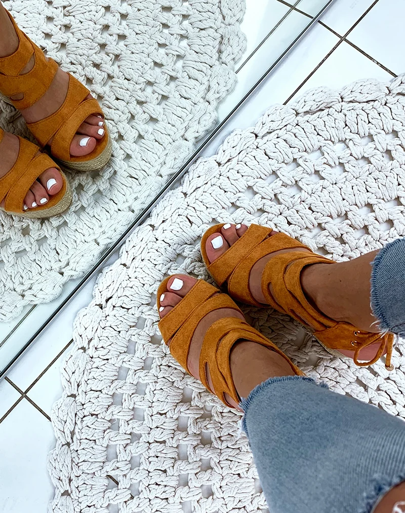 Compensées en suédine camel à multiples brides