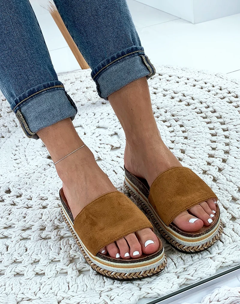 Mules en suédine camel à plateformes fantaisies