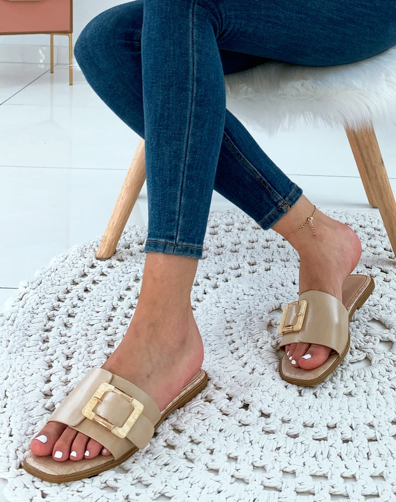 Mules en similicuir beiges à grosse boucle