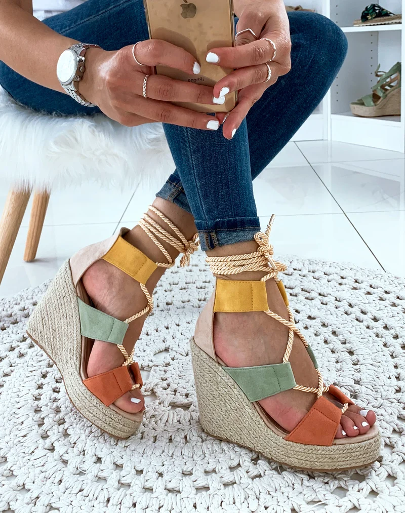 Sandales compensées beige à corde lacet sur cheville