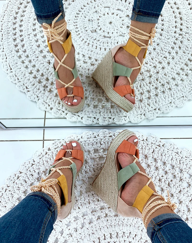 Sandales compensées beige à corde lacet sur cheville