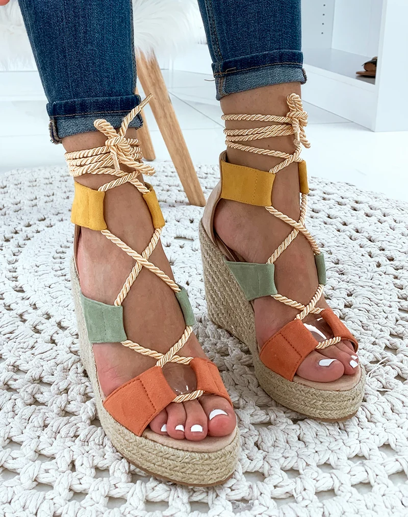 Sandales compensées beige à corde lacet sur cheville