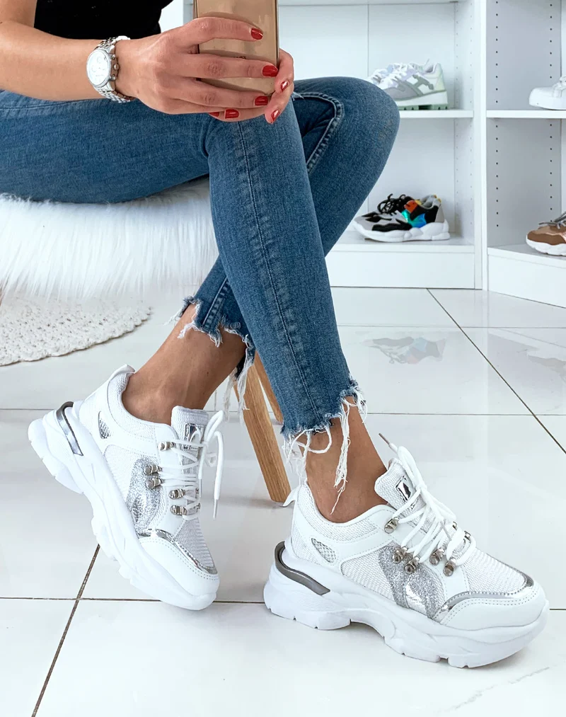 Baskets blanches à empiècement argenté et bande sur talon