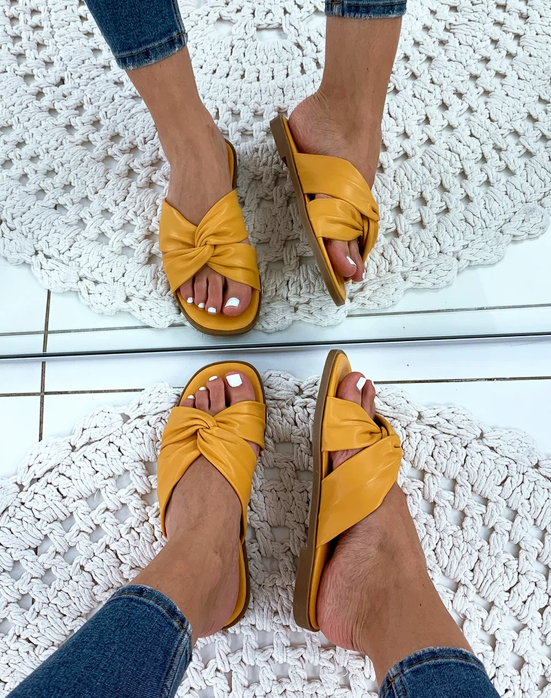 Sandales jaunes plates à brides entortillés