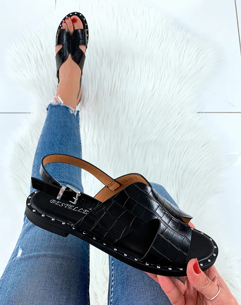 Nu-pied noire à semelle cloutée