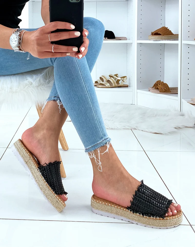 Mules noires à semelles compensées et brides fantaisies