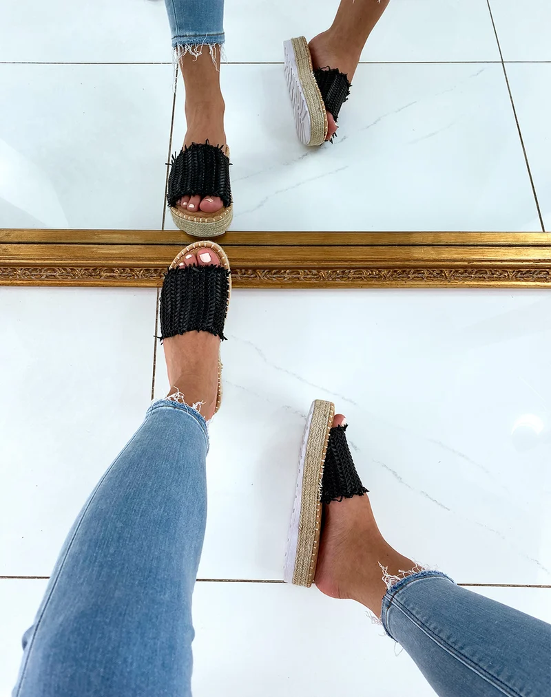 Mules noires à semelles compensées et brides fantaisies