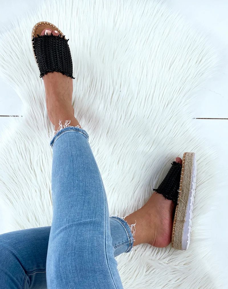 Mules noires à semelles compensées et brides fantaisies