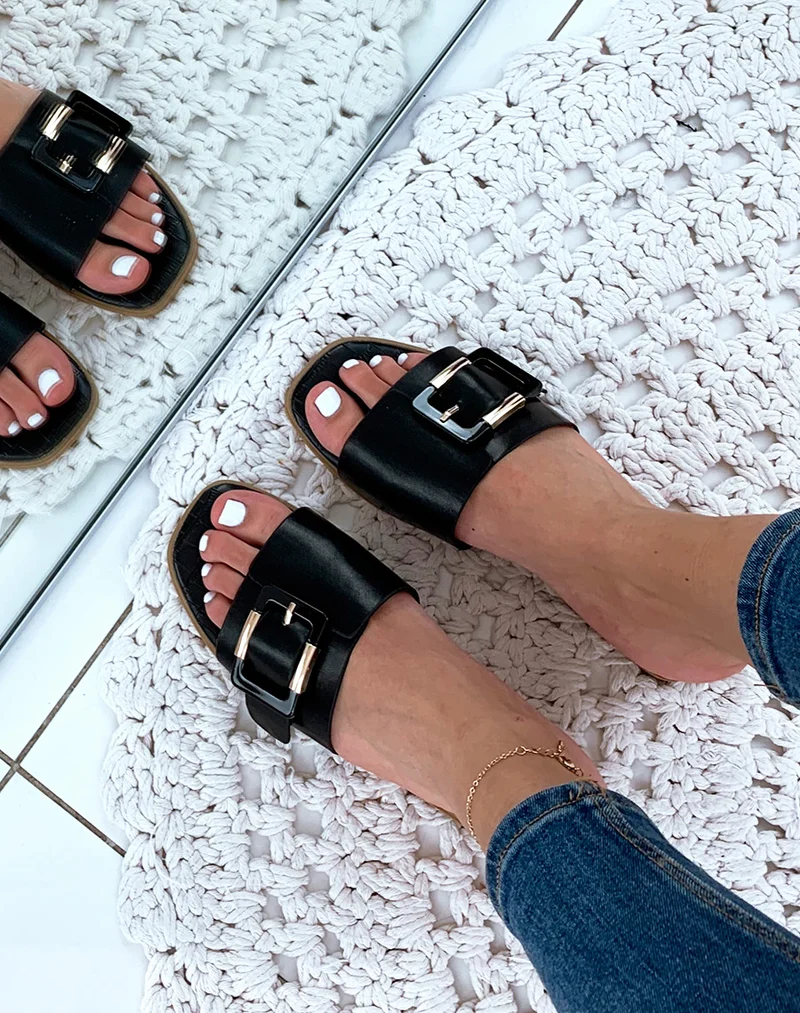 Mules en similicuir noires à grosse boucle