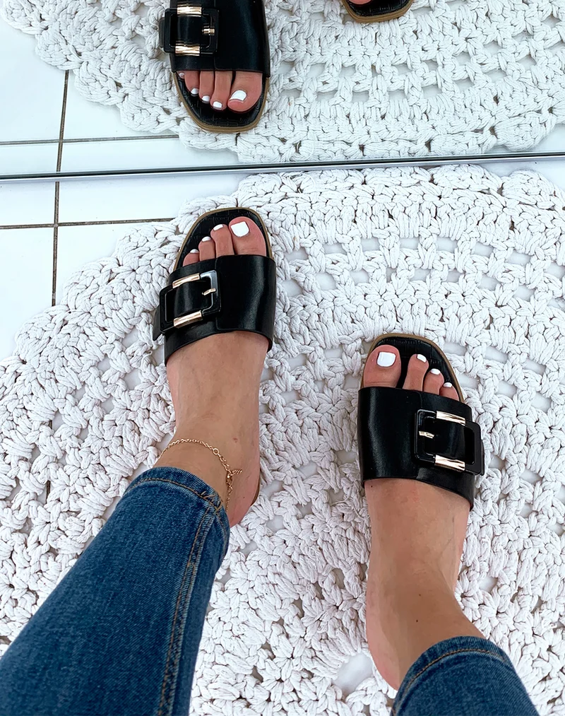 Mules en similicuir noires à grosse boucle