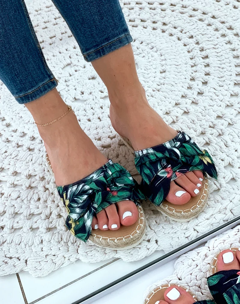 Mules motif fleuri à nœud et à semelle en osier