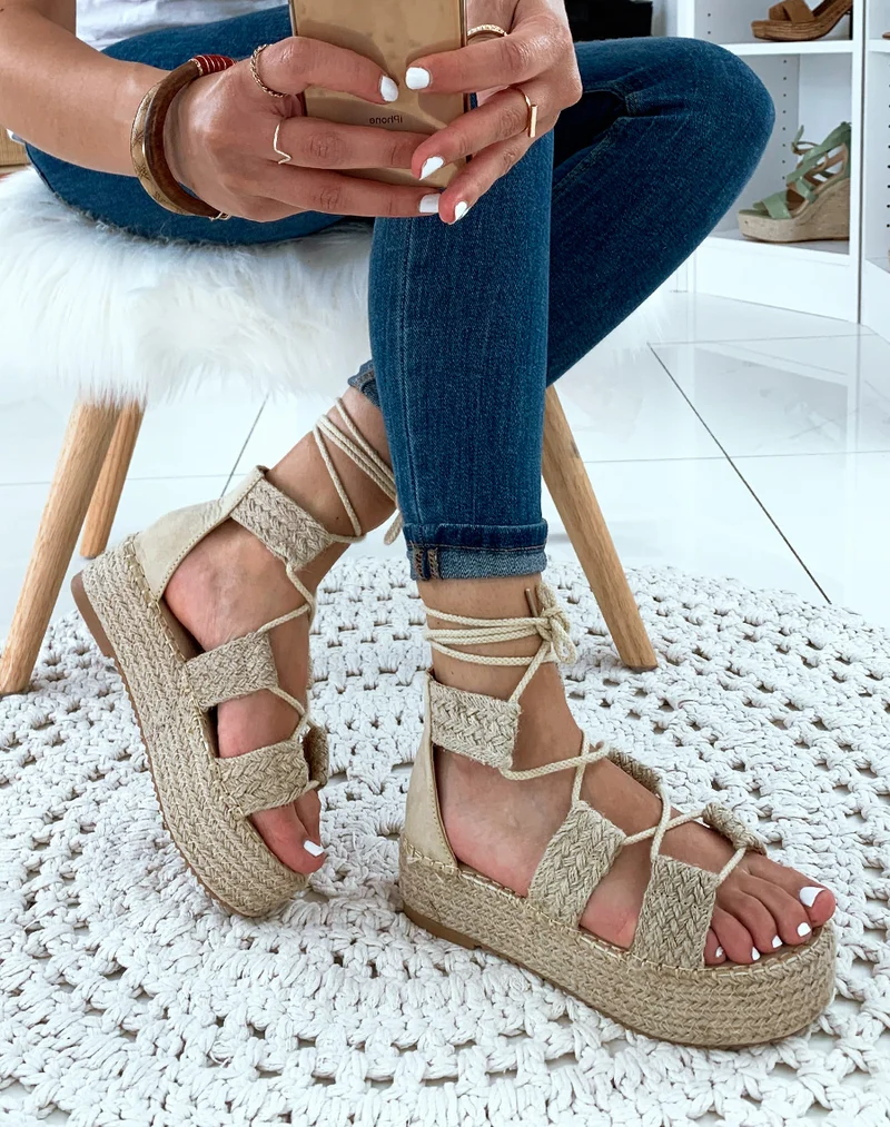 Nu-pieds en osier beiges à plateforme et à lacets