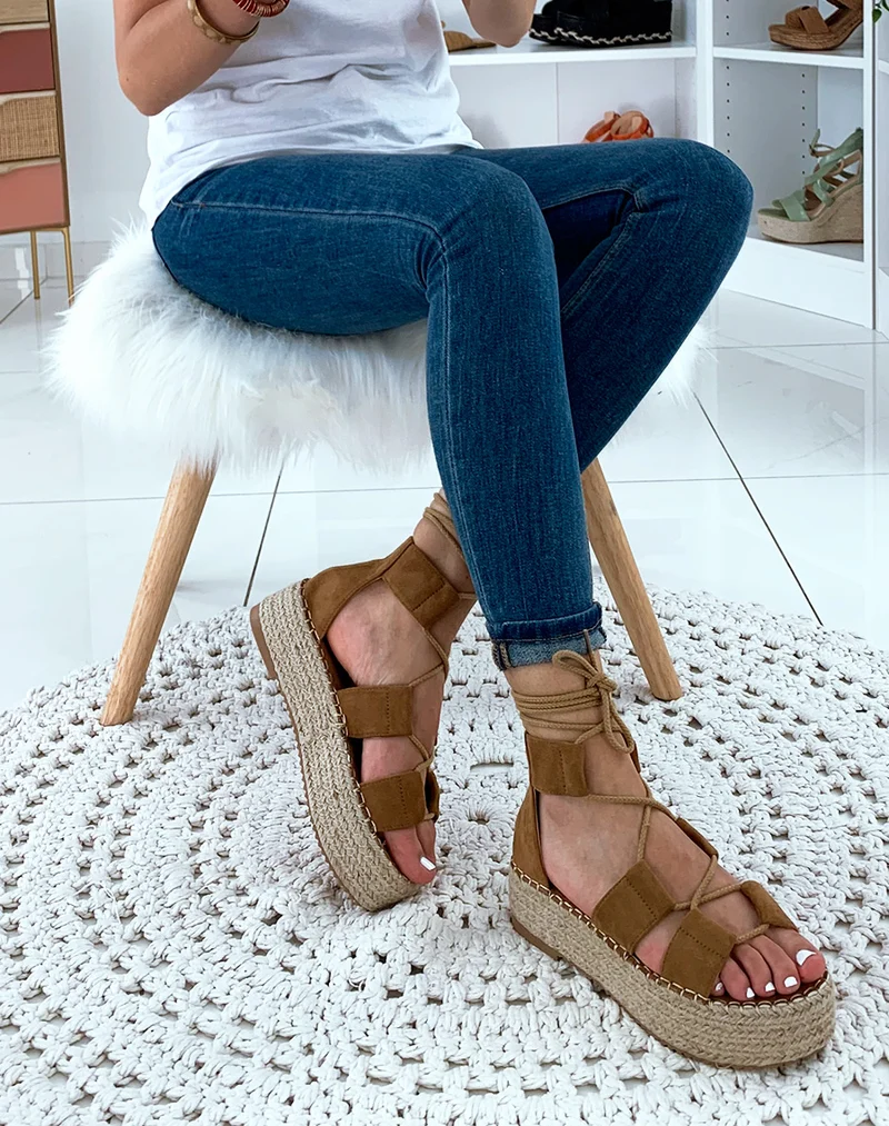 Nu-pieds en suédine camel à plateforme et à lacets
