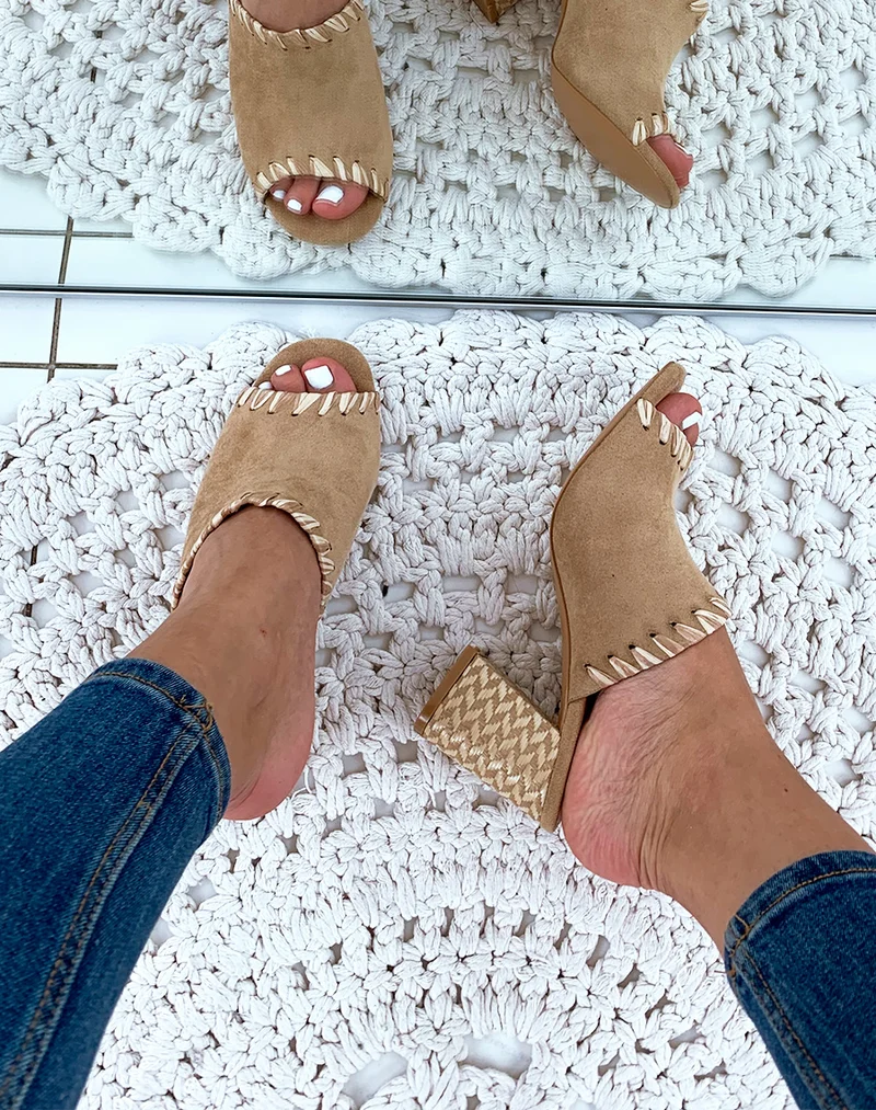 Mules à talons en suédine beiges à détails fantaisies