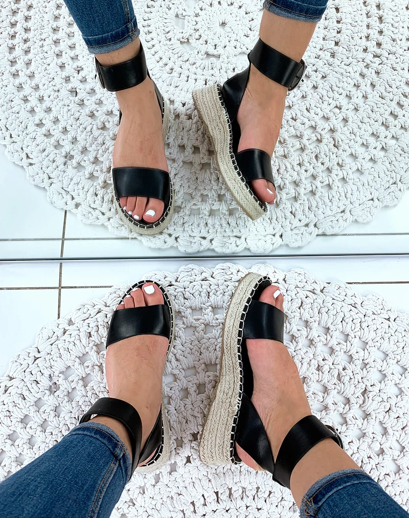 Sandales compensées noires à grosse boucle