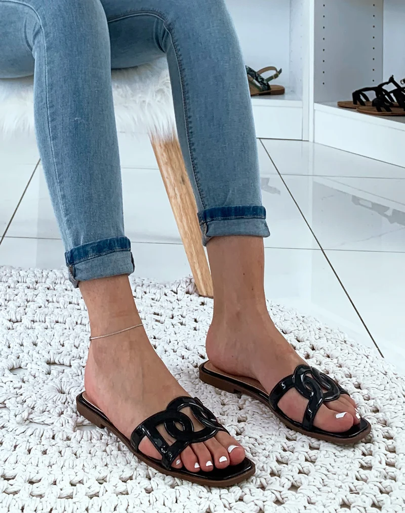 Nu-pied noir à brides boucles croisées