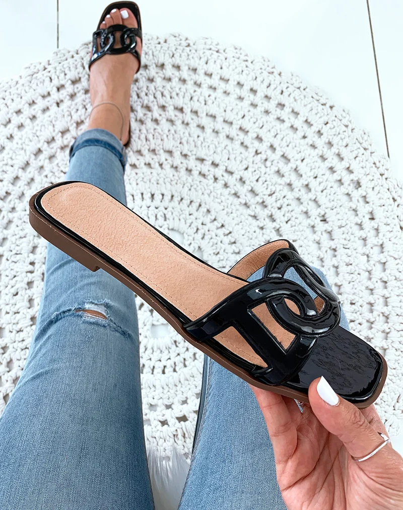 Nu-pied noir à brides boucles croisées