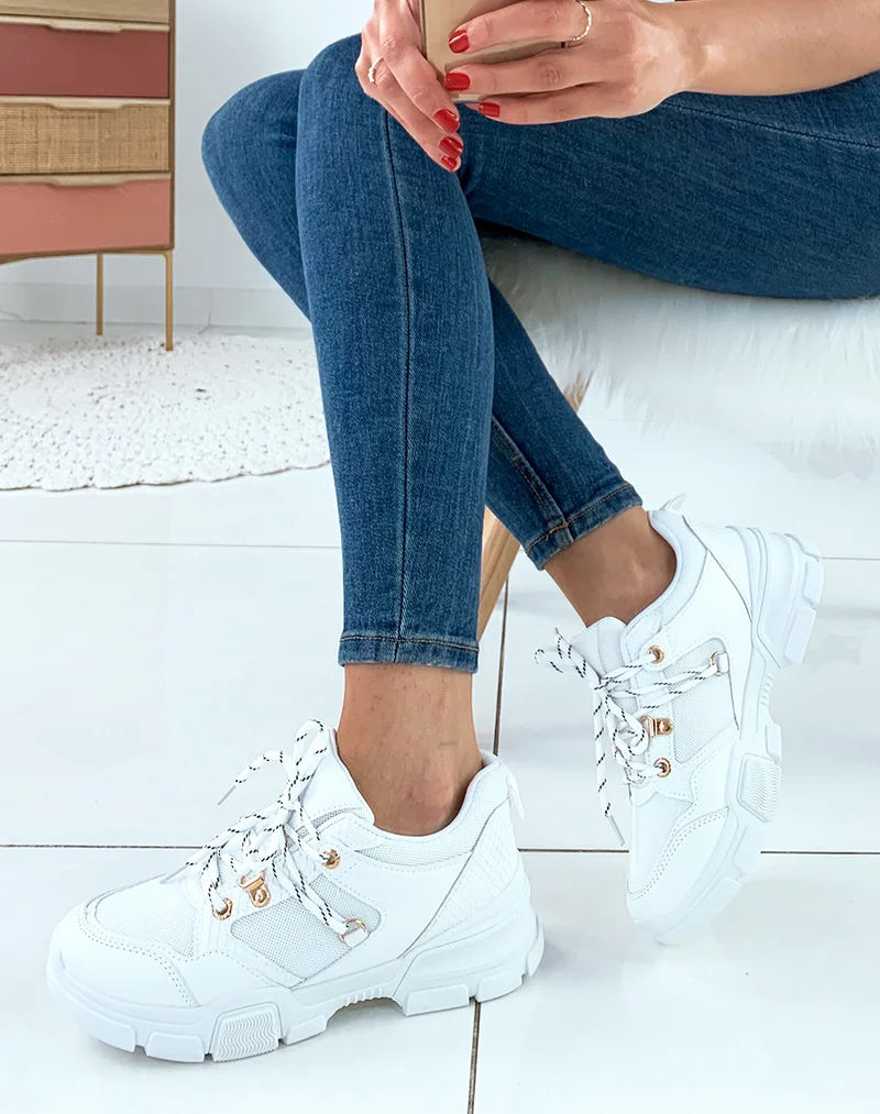 Baskets bi-matières blanches à semelles compensées et à lacets fantaisies