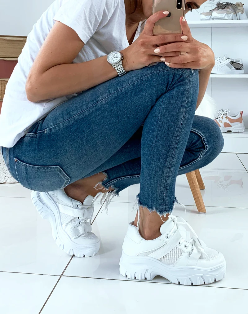 Baskets blanches bi-matières à semelles épaisses et sangles fantaisies