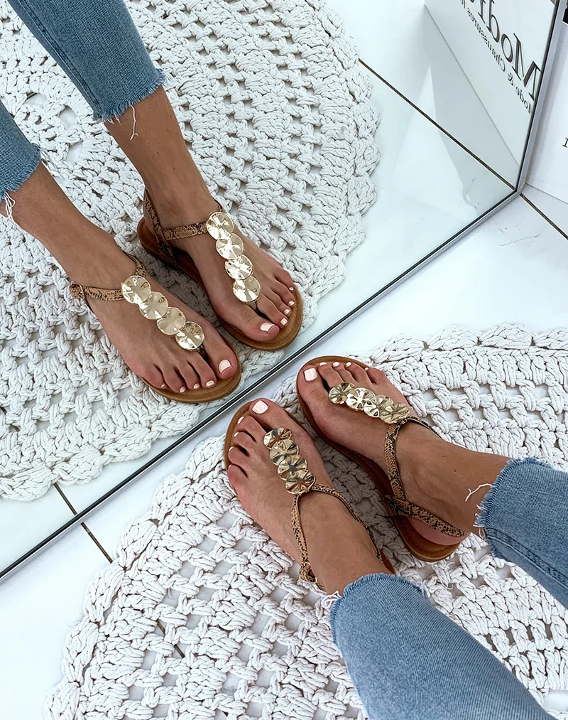 Nu-pieds camel effet peau de serpent à bijoux dorée