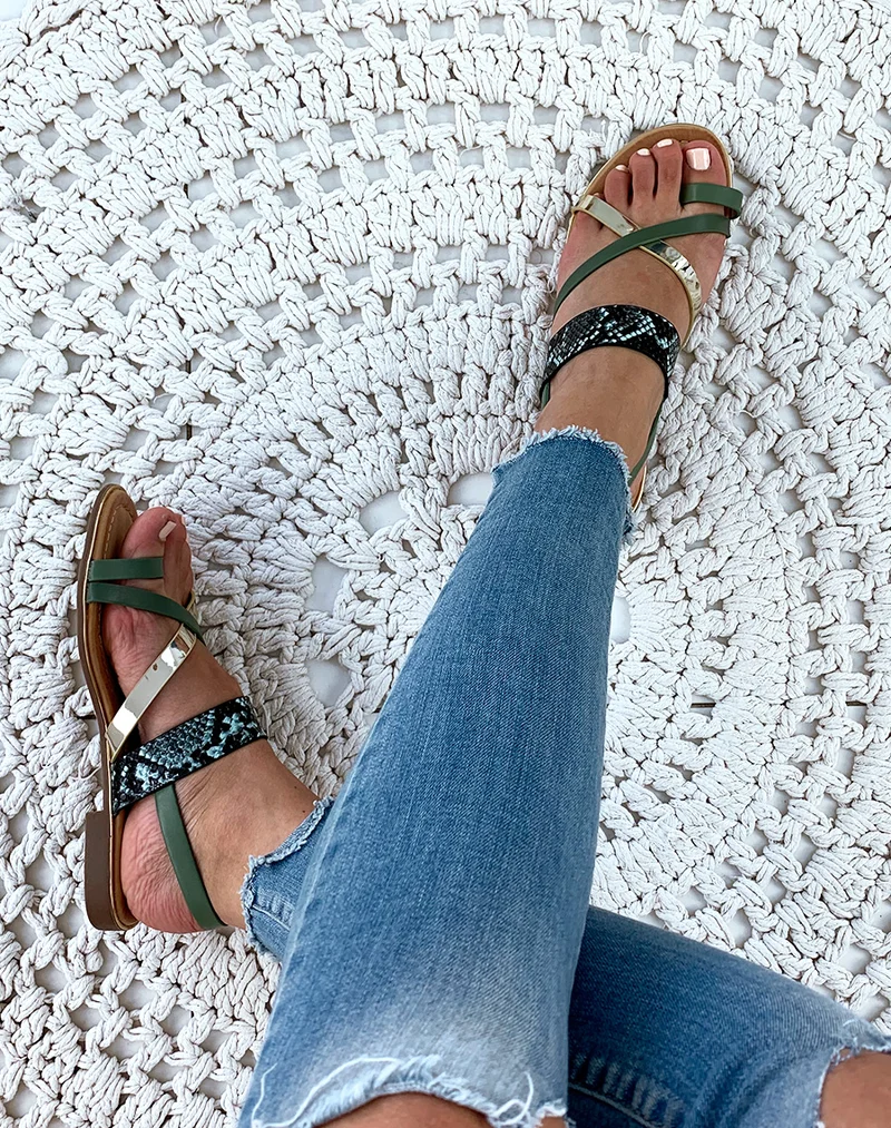 Nu-pieds vertes à brides multiples et orteils