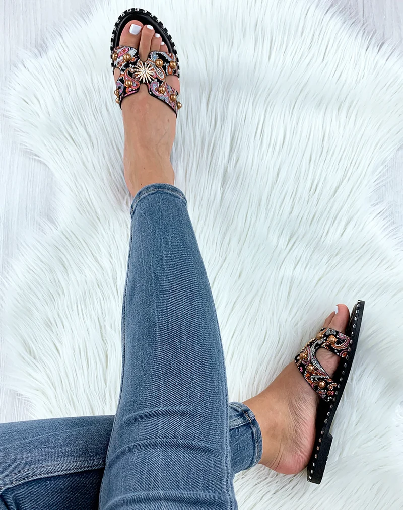 Mules noires à ornement