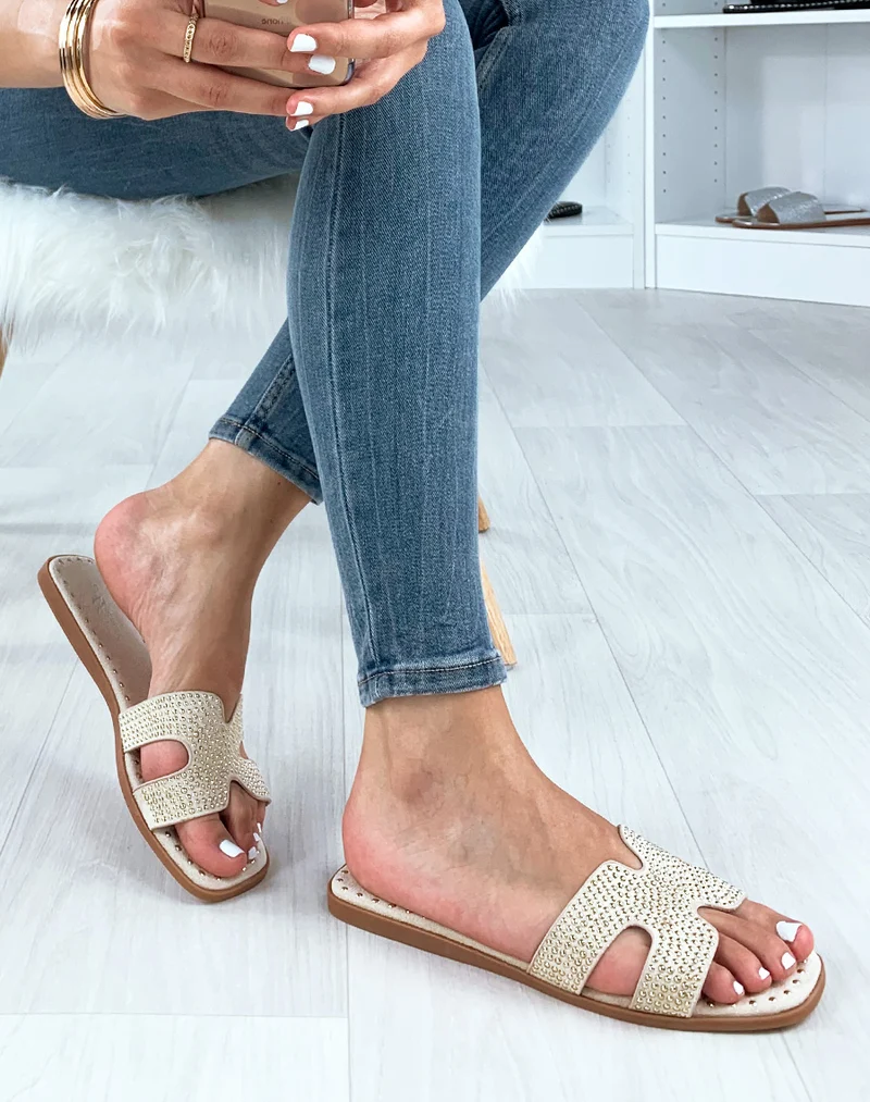 Mules beiges cloutées