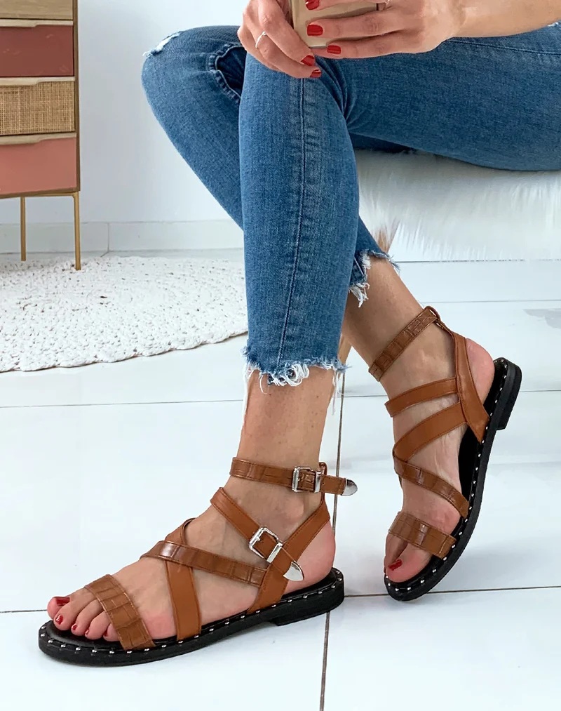 Nu-pied camel à semelle cloutée