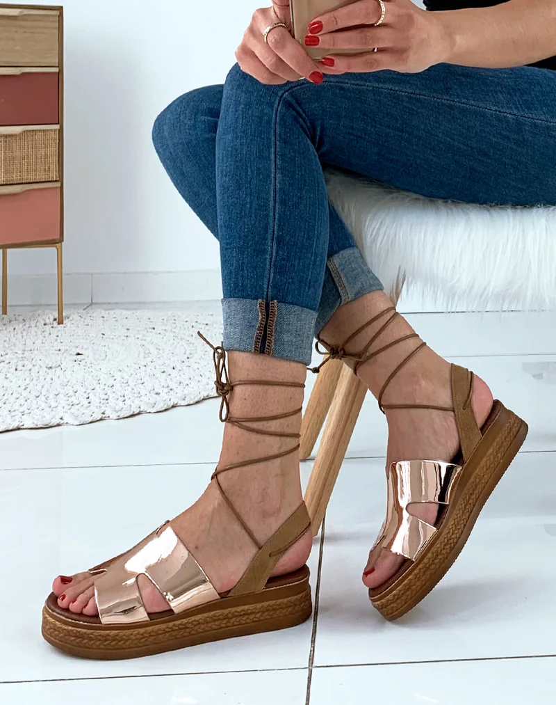 Compensée en cuir bronze effet miroir à lacets cheville