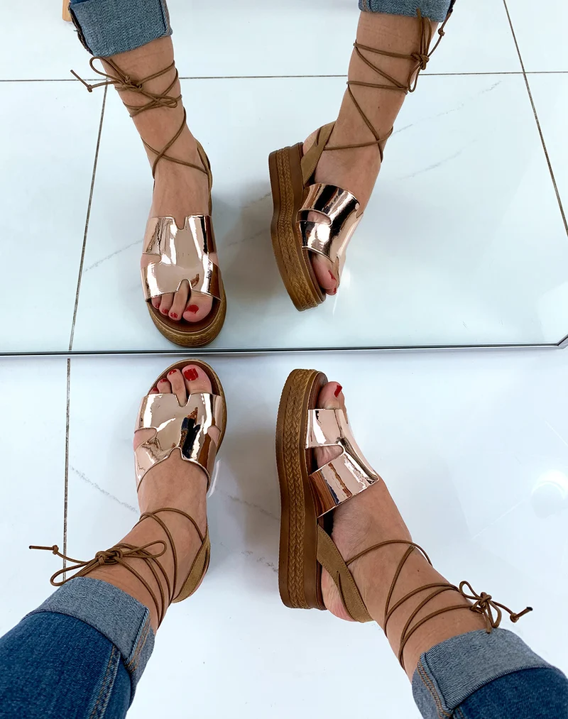 Compensée en cuir bronze effet miroir à lacets cheville