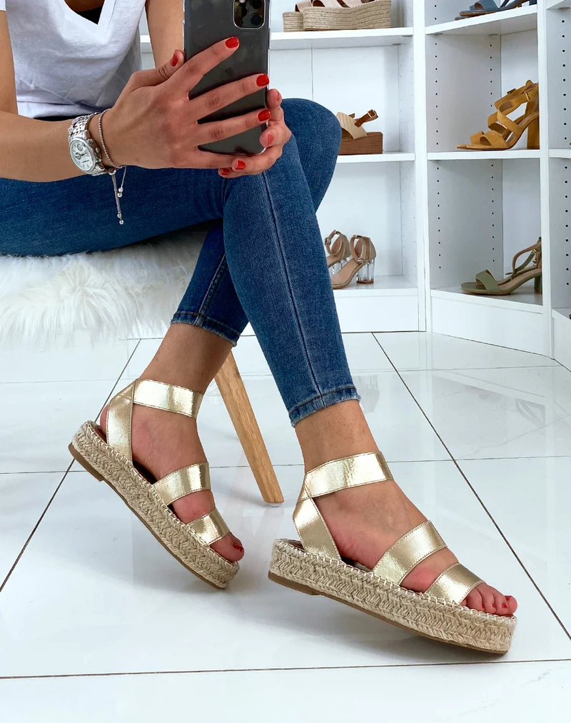 Sandales à semelles compensées et à multiples brides dorés