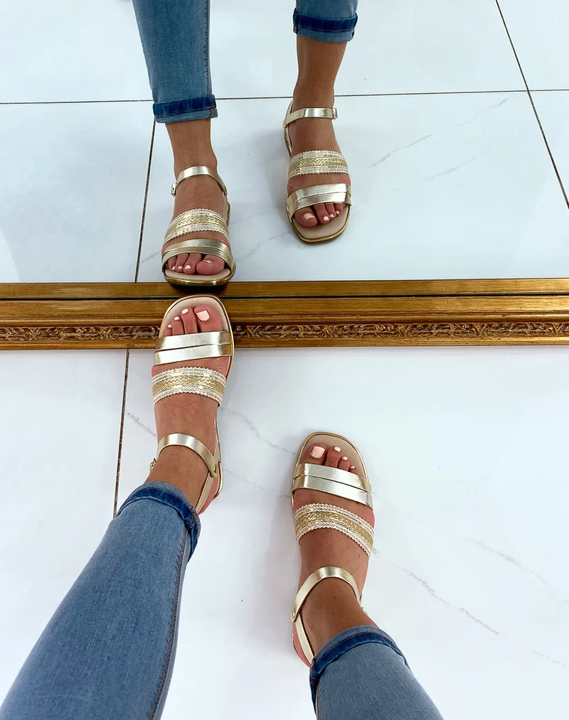 Nu-pied dorée en cuir à bride tressée