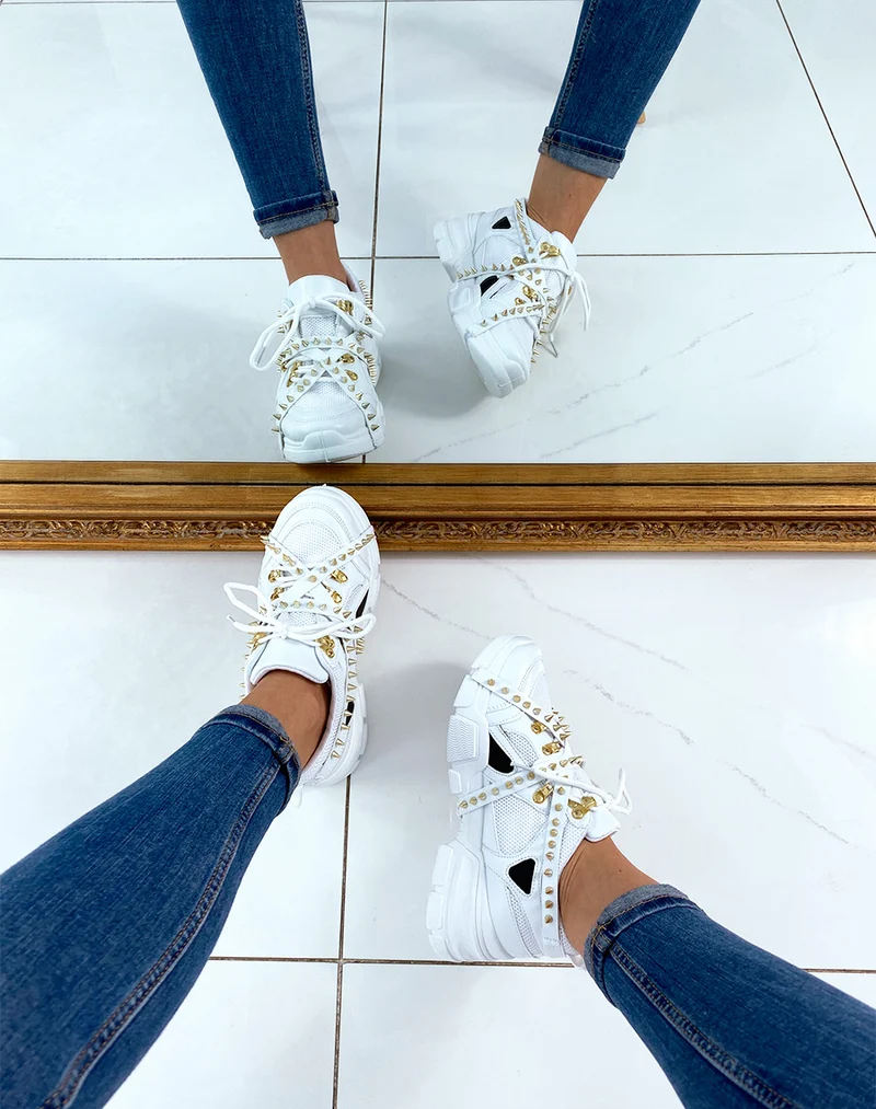 Baskets à lanières cloutées