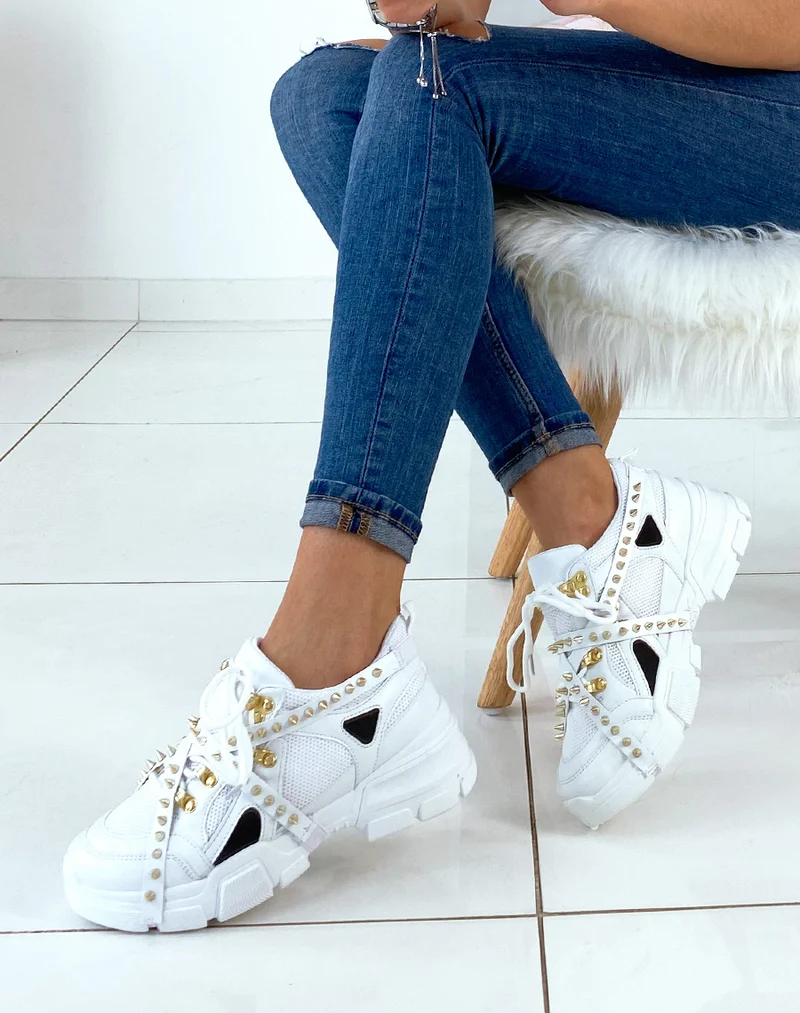 Baskets à lanières cloutées