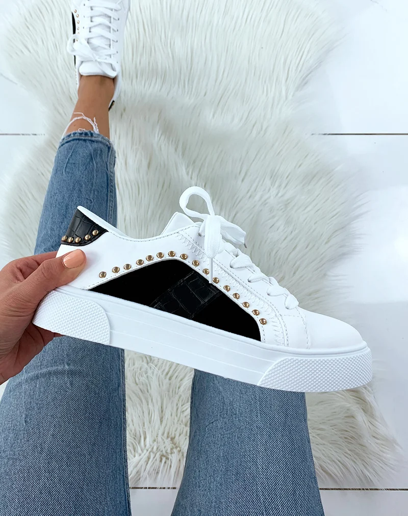 Baskets cloutées blanches et noires effet croco